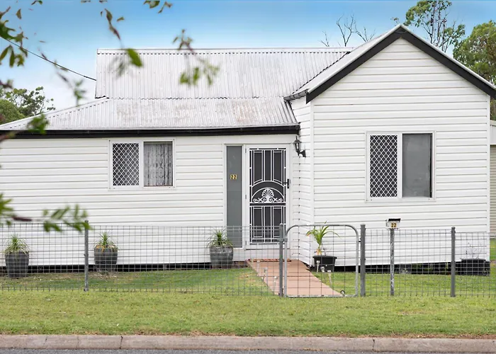 Quaint 2 Bedroom Fully Furnished Cottage