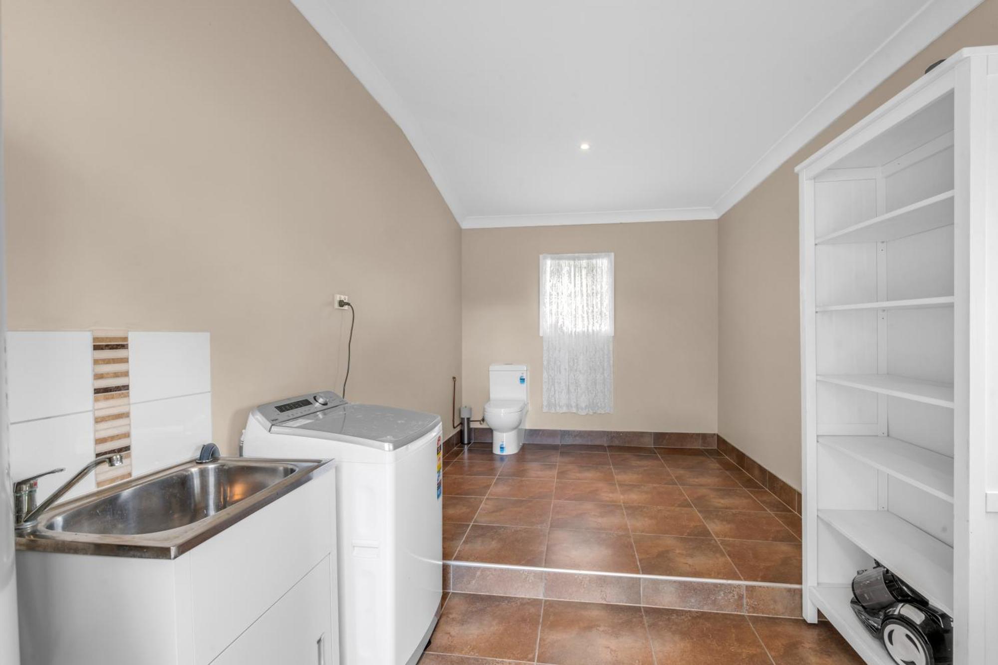Quaint 2 Bedroom Fully Furnished *