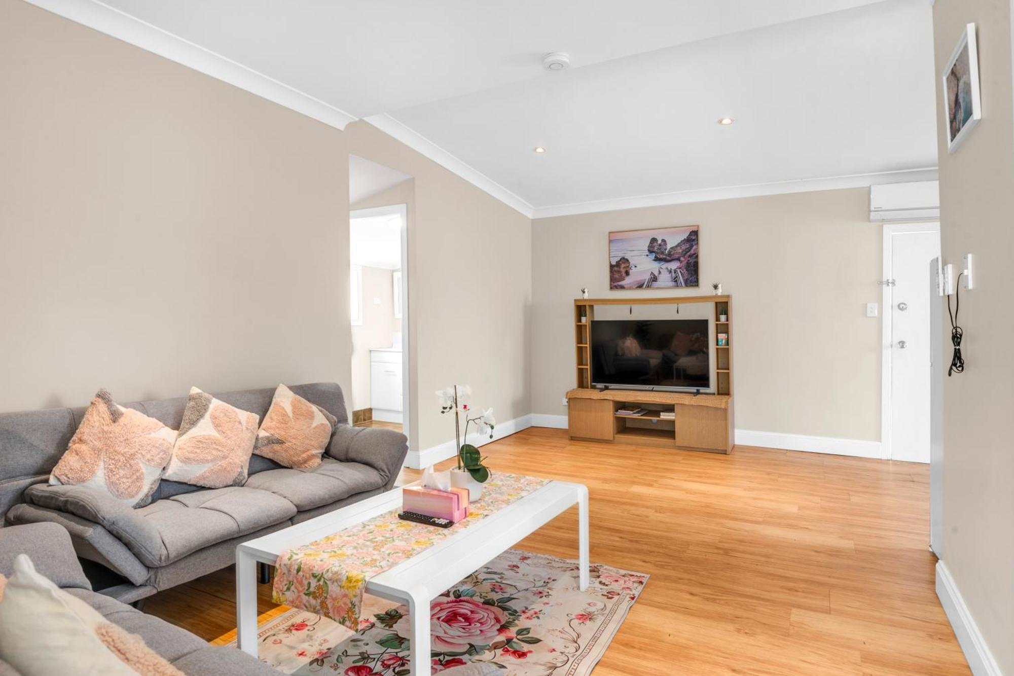 Quaint 2 Bedroom Fully Furnished * Warwick
