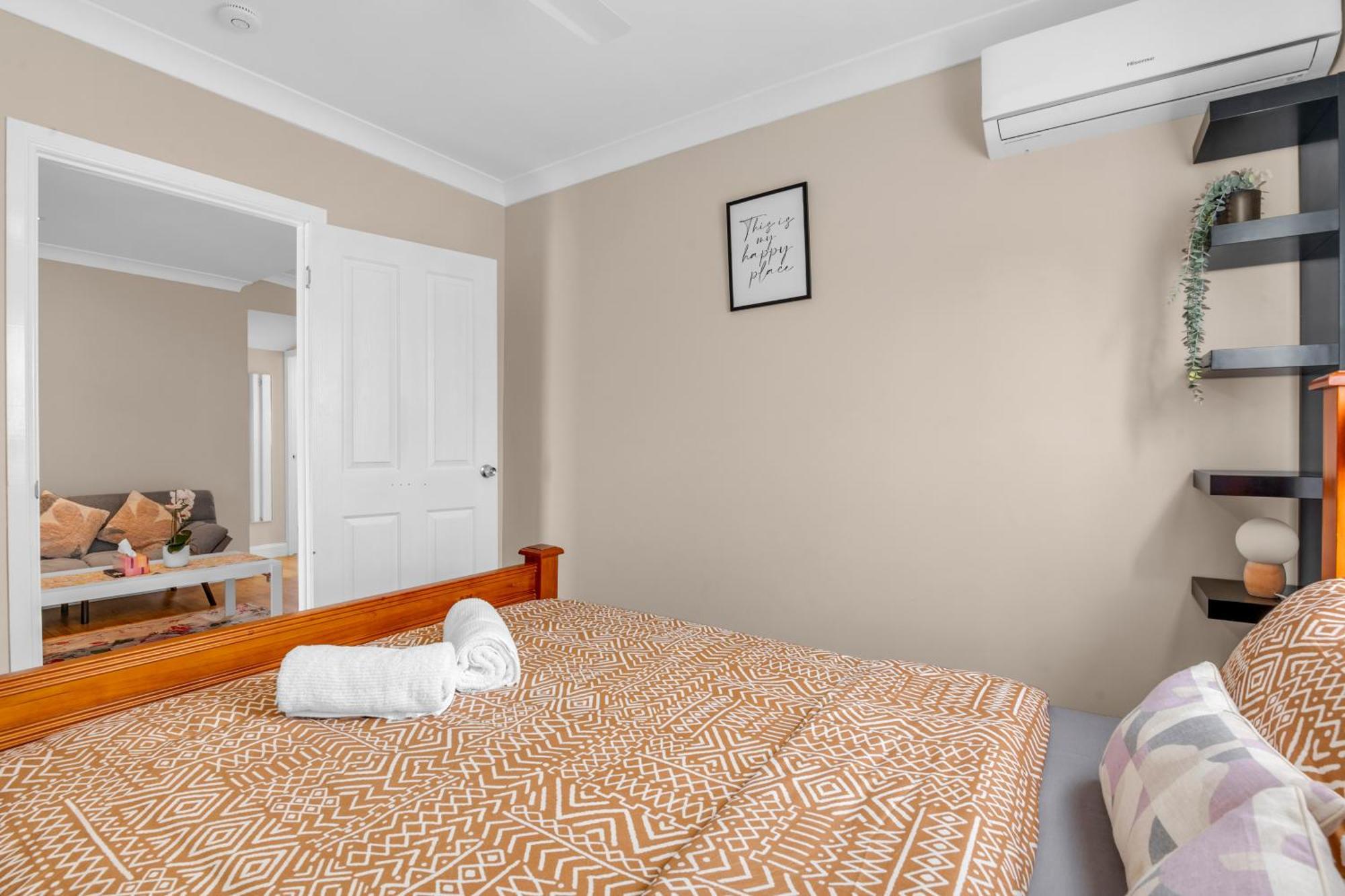 Quaint 2 Bedroom Fully Furnished Holiday home